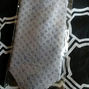 LV tie